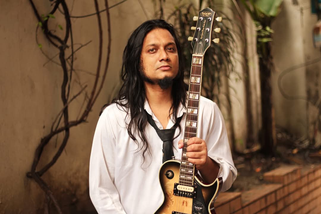 Romo Romio with guitar