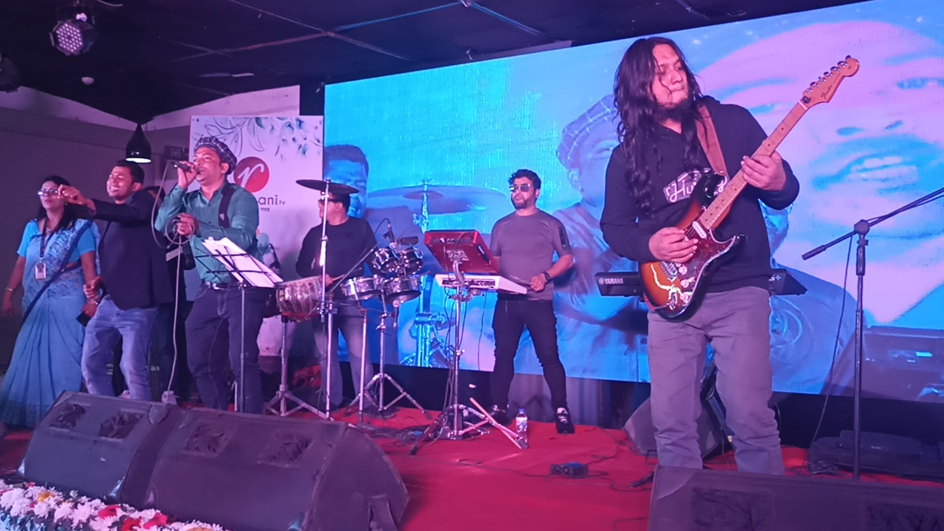 Romo Romio live guitar performance